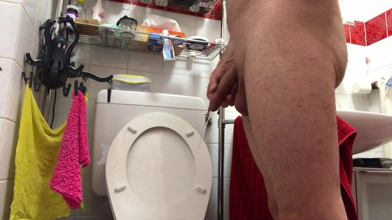 Pissen mit Piercing 2