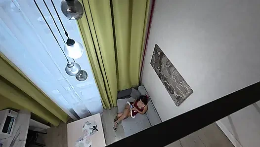 Üvey kız kardeşi, üvey kardeşini mastürbasyon yaparken yakaladı ve ona gerçek zevk hissetmesini teklif etti