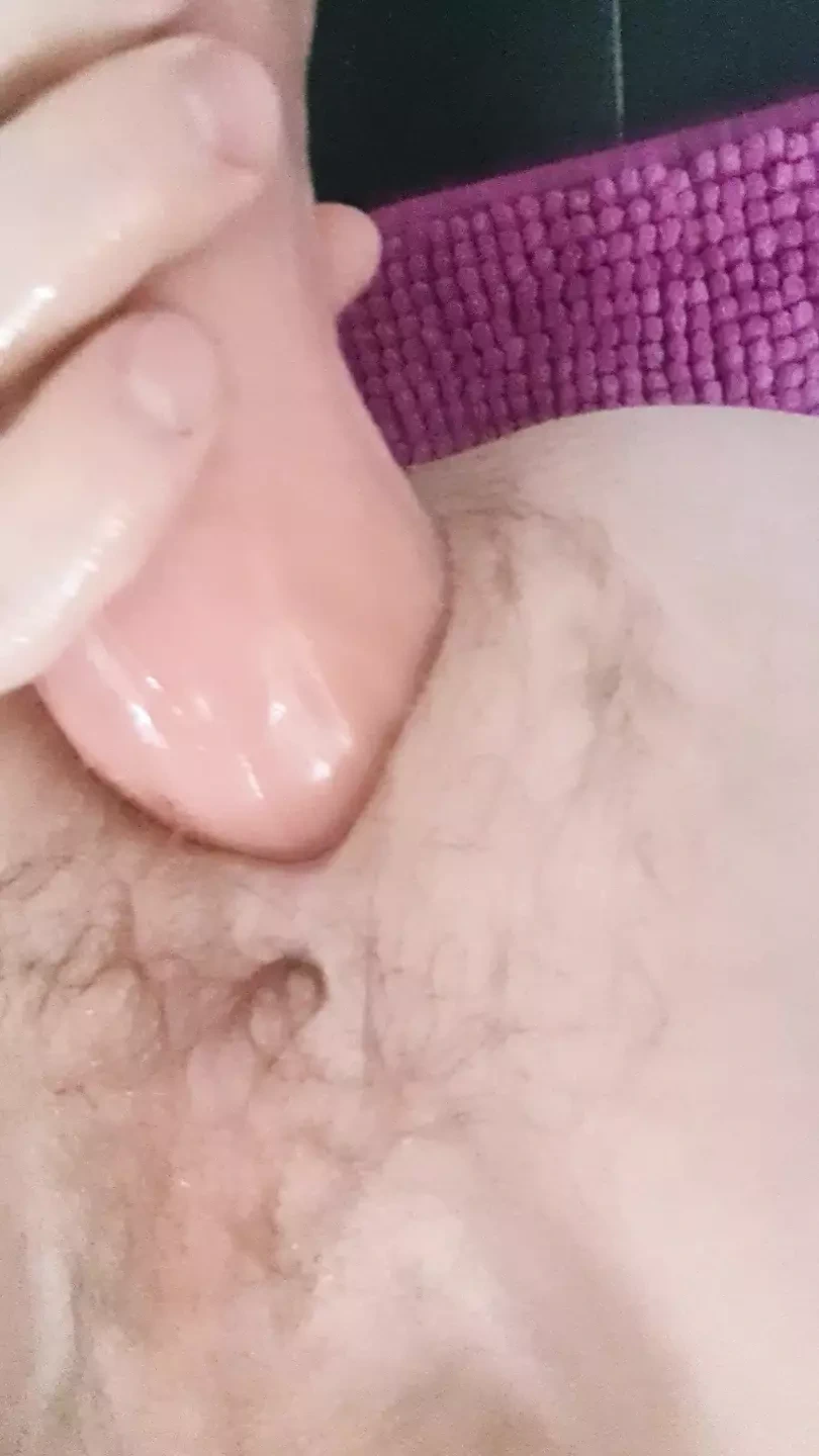 巨大的假阳具插在我毛茸茸的屁股上