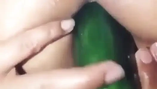 Ibu tiri dengan pantat bahenol ini ngentot pantat bahenolnya pakai timun ukuran raksasa!
