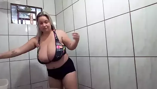 Youtuber Gleice Leitinynho - Overflowing boobs at washing