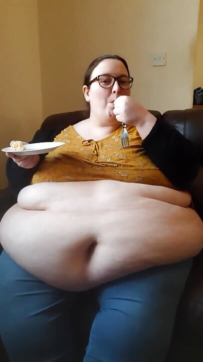 SSBBW jede tortu s trbuhom vani