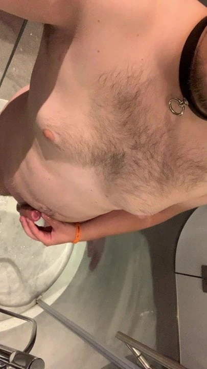 Pissen in der Dusche. Suche Herrn!