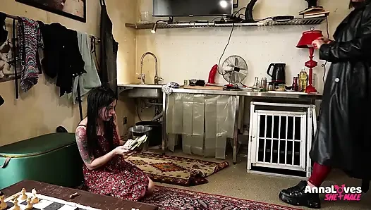 Arkadaşım şimdiye kadar gördüğüm en büyük yarağı getiriyor (annalovesshemale)