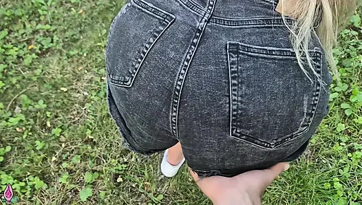 Красивую таинственную незнакомку трахнули в лесу (POV)