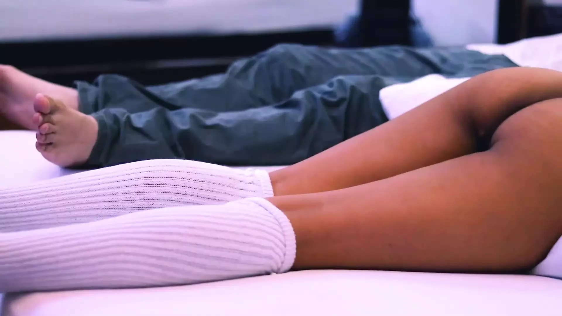 La estudiante seduce al profesor y se lo folla en su habitación mientras ven una película juntos.
