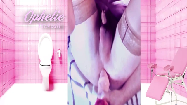 This stupid tranny fucks her xxl dildo