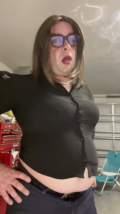 Crossdresser gordinho a fumar