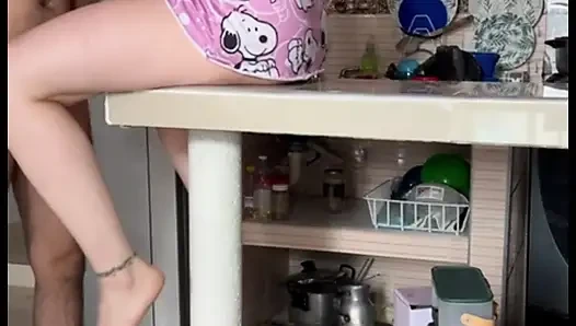 Ibu tiri masturbasi di dapur dengan payudaranya yang besar