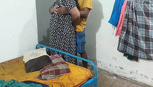 Elimi Andy'nin geceliklerinin içine soktum ve göğüslerine masaj yaptım ve onunla seks yaptım