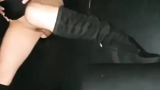 Vanessinha zafer deliğine gider ve çok heyecanlanır
