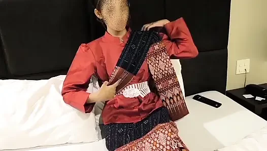 Di balik layar gaun e-san Thailand
