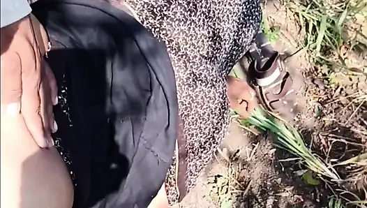 Seks luar ruangan nyata dengan gadis cantik