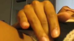 Schwarzes Mädchen fingert ihre Muschi mit Höschen