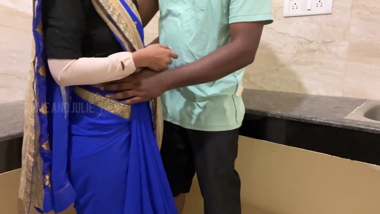 Tamil kız üvey babası tarafından aranıyor