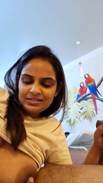 火辣印度妻子和丈夫在视频通话中回答问题 | 短片 2