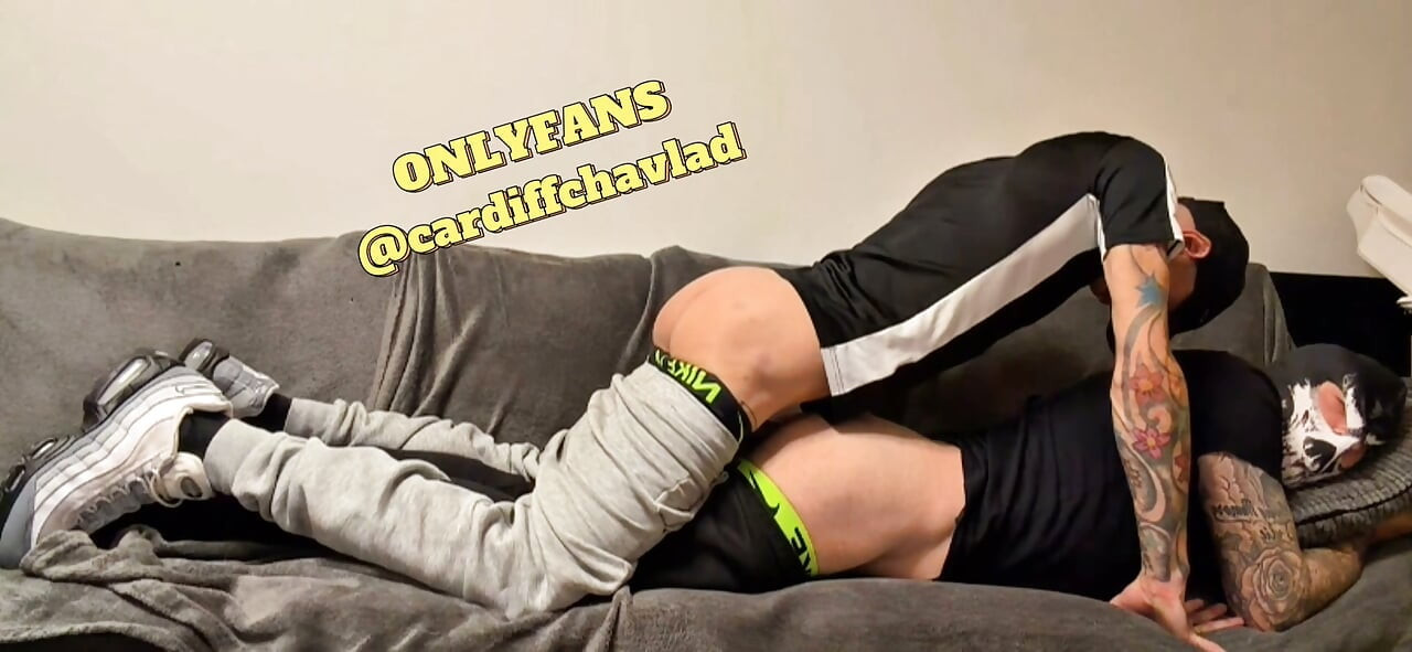 Καυτός Scally Chav Σκυφτός στον Καναπέ και Βαθιά Γαμημένος