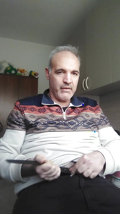 Ein stiefvater lehrt seinen stiefsohn, seinen teenie-schwanz zu masturbieren