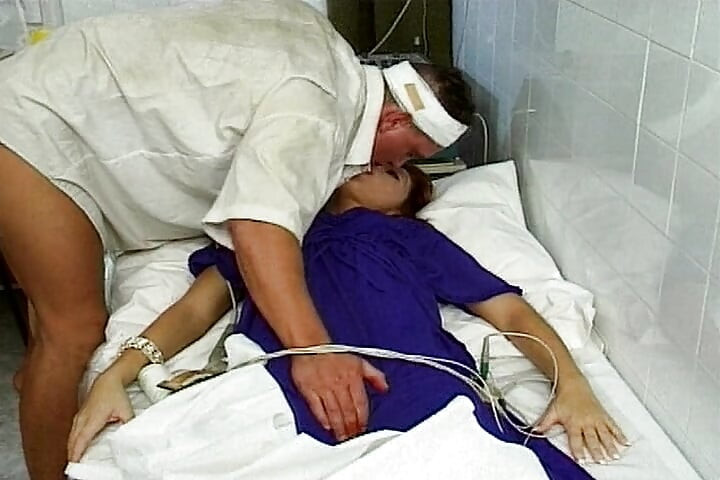 Francesa gang banged por médicos