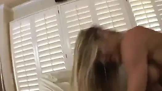Sexy blonde hussy nimmt guten arsch zum wachsen