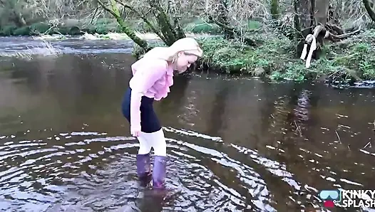 Celana ketat sekretaris kulit putih yang basah kuyam karena pengembara yang salah