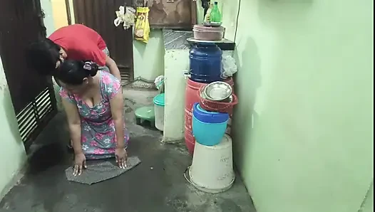 Meri Hot Nokarni Pocha Laga Rahi Thi, Maine Piche Se Pakad Kar Muh Mein Thok Diya