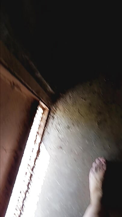 La lopette marche nue dans un garage public