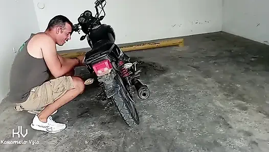 Komşum su için geldi ve ağzıma büyük ereksiyonlu yarağını verdi ve spermini anüsüme boşalttı