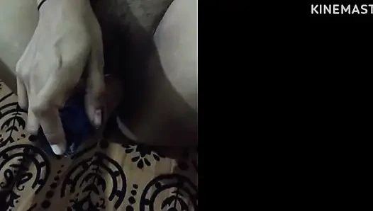 Meena lagi asik muasin memeknya pakai dildo sampai muasin memeknya habis-habisan