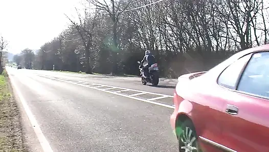 Semua pelacur ini yang selalu menginginkan air mani! Cowok ini crot di mulutnya!