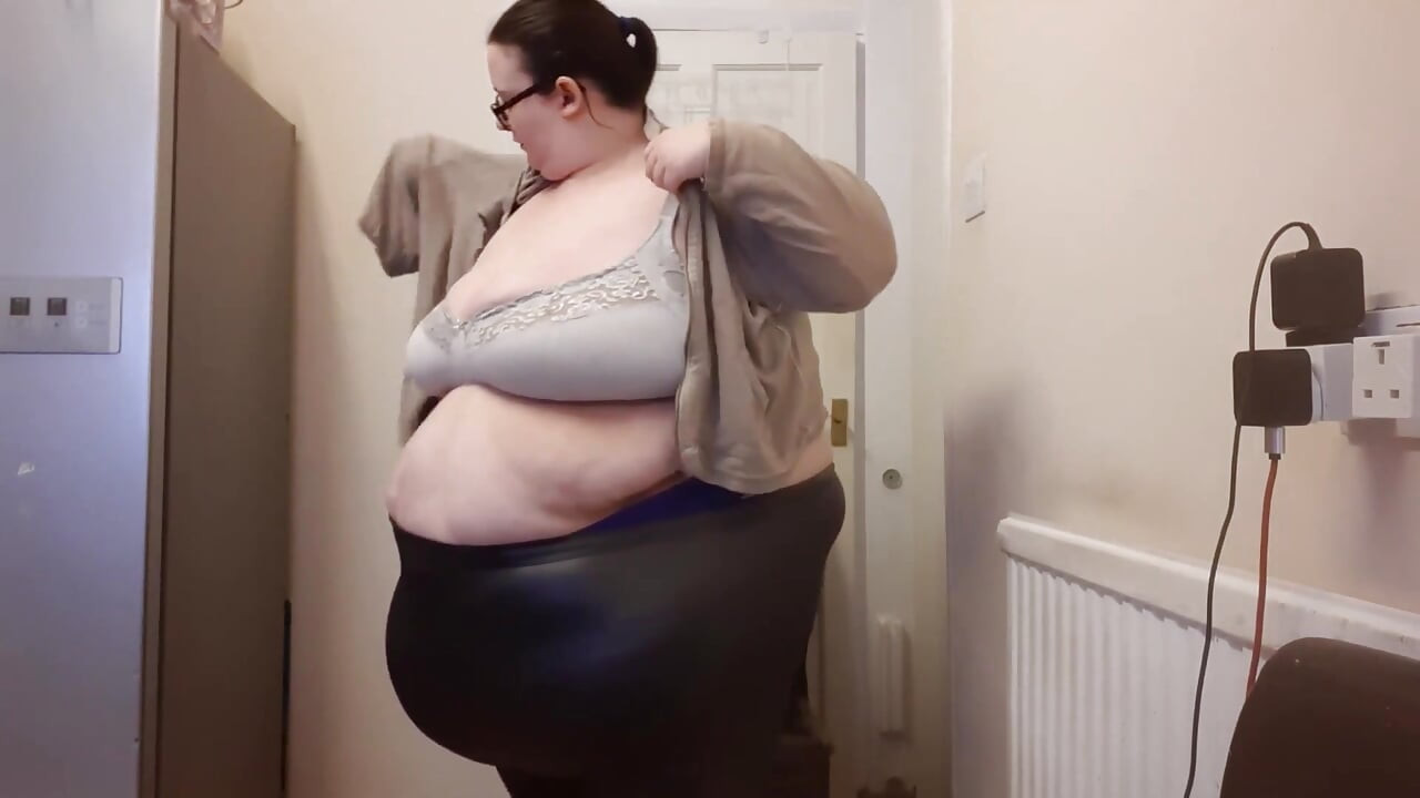 Ssbbw iri güzel kadın tangalar ve deri tayt deniyor