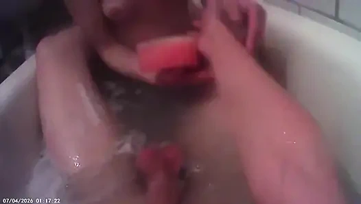 Gadis cantik ini lagi asik nyepong kontol di kamar mandi