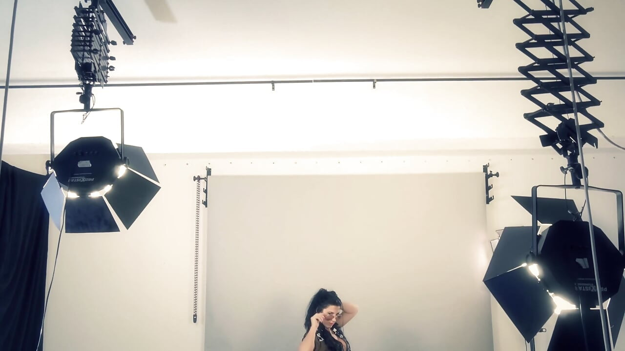 Büyük memeli modelle fotoğraf sikişiyor