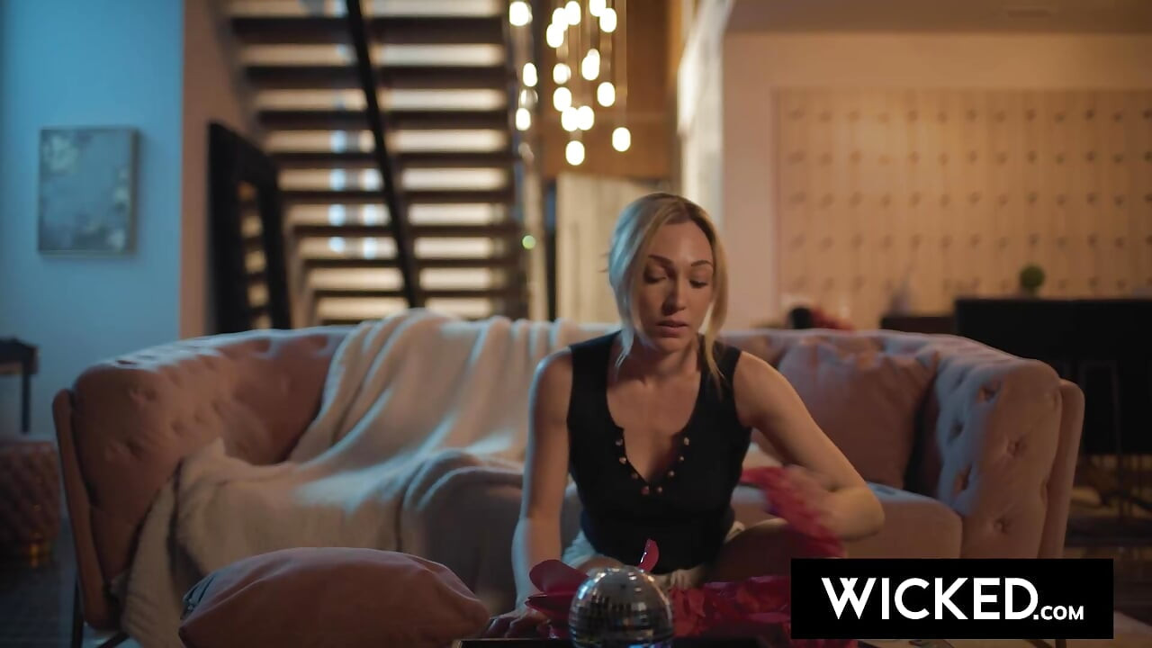 Wicked - ateşli sarışın hatun Lily Labeau aldattıktan sonra sert sikiliyor