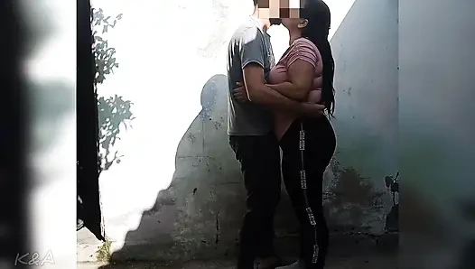 Olgun bekar üvey anne dürtüye dayanamıyor ve sokakta sikişmek istedi ama biri onları bölüyor ve neredeyse