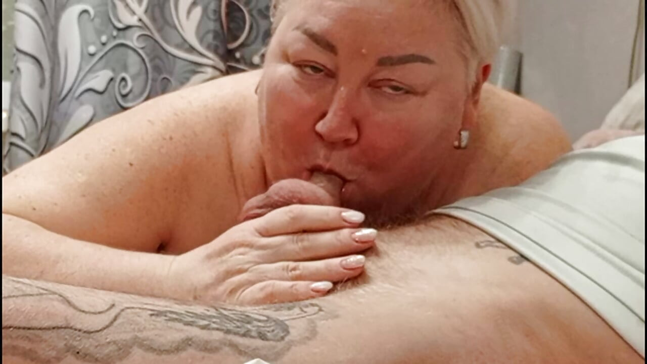 flickvän suger min kuk med munnen tills jag cum i hennes mun