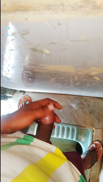Temprano en la mañana, masterbat dejé caer el puño en el baño