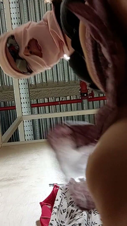 Store behårede latina-brystvorter. amatør-hustru prøver tøj. behåret fisse, sexet brunette, stor røv, sexet tøj, trusser, sokker, sko | Klip 2