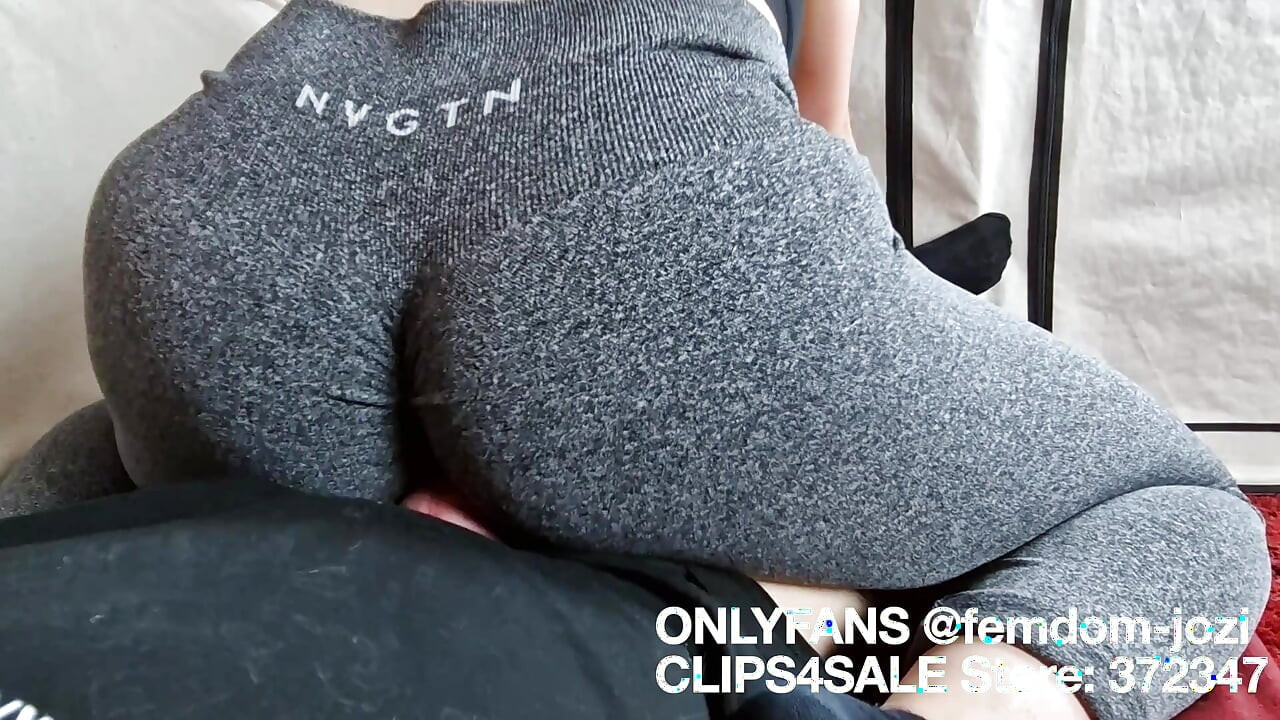 Amatérský lapdance s velkým zadkem v legínách