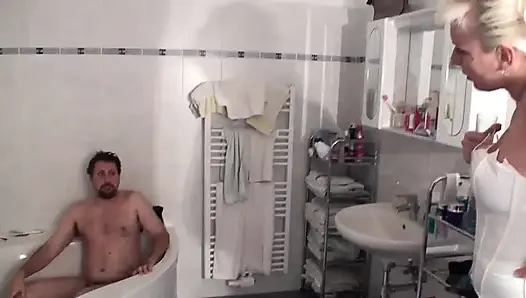Cewek sange ini lagi asik ngentot memeknya habis-habisan