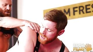 BEARFILMS - Riley Mitchel tatouée lèche le cul d’Otto Samson avant de chevaucher