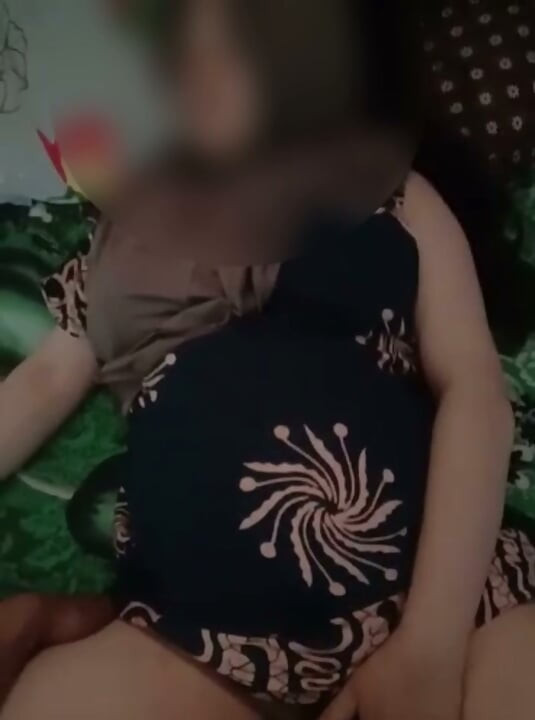 Os suspiros da garota da vila de hijab são muito gostosos