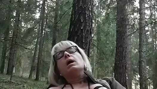 Orgazm Julie na świeżym powietrzu w lesie