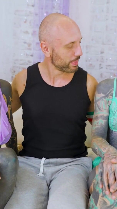 Τρίο με τατουάζ ΝΕΑΡΟΙ Παγκόσμιος Πρωταθλητής Πρόσωπο και άνοιγμα σκληρό γαμήσι | Κλιπ 1