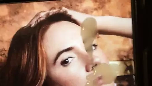 Karen gillan alır cumfaced