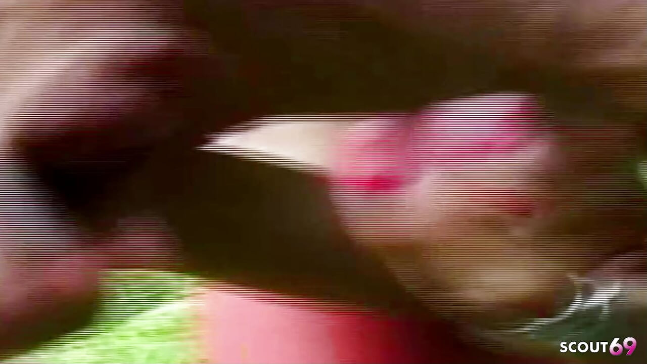 Trans bionda viene segretamente scopata nei boschi nel suo stretto buco del culo