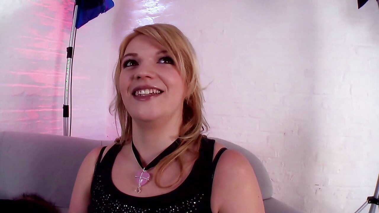 Junges küken mit dickem arsch beim casting reibt ihre muschi, lutscht seinen schwanz und wird gefesselt