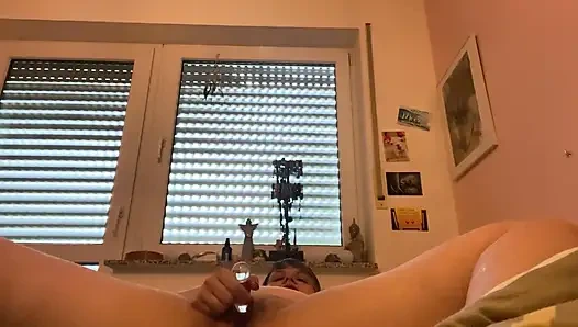 Papi sagt mir, ich soll es mit dem glasdildo machen