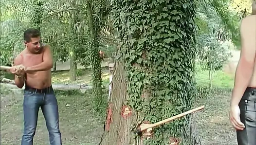 Лесбийское Тройничество Превращается В Оргию В Лесу