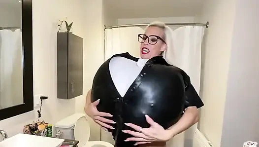 Mein Parfum lässt meine titten aufblasen! Lederjacke kann es nicht halten!